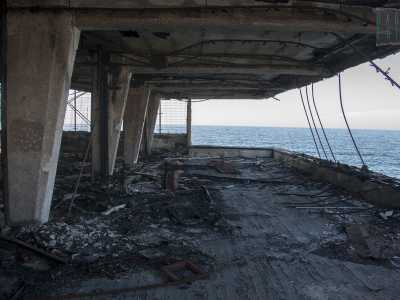 Qui la veduta � spaventosa. Il grande vano � ormai senza vetrata, frantumatasi in mille pezzi durante gli incendi...